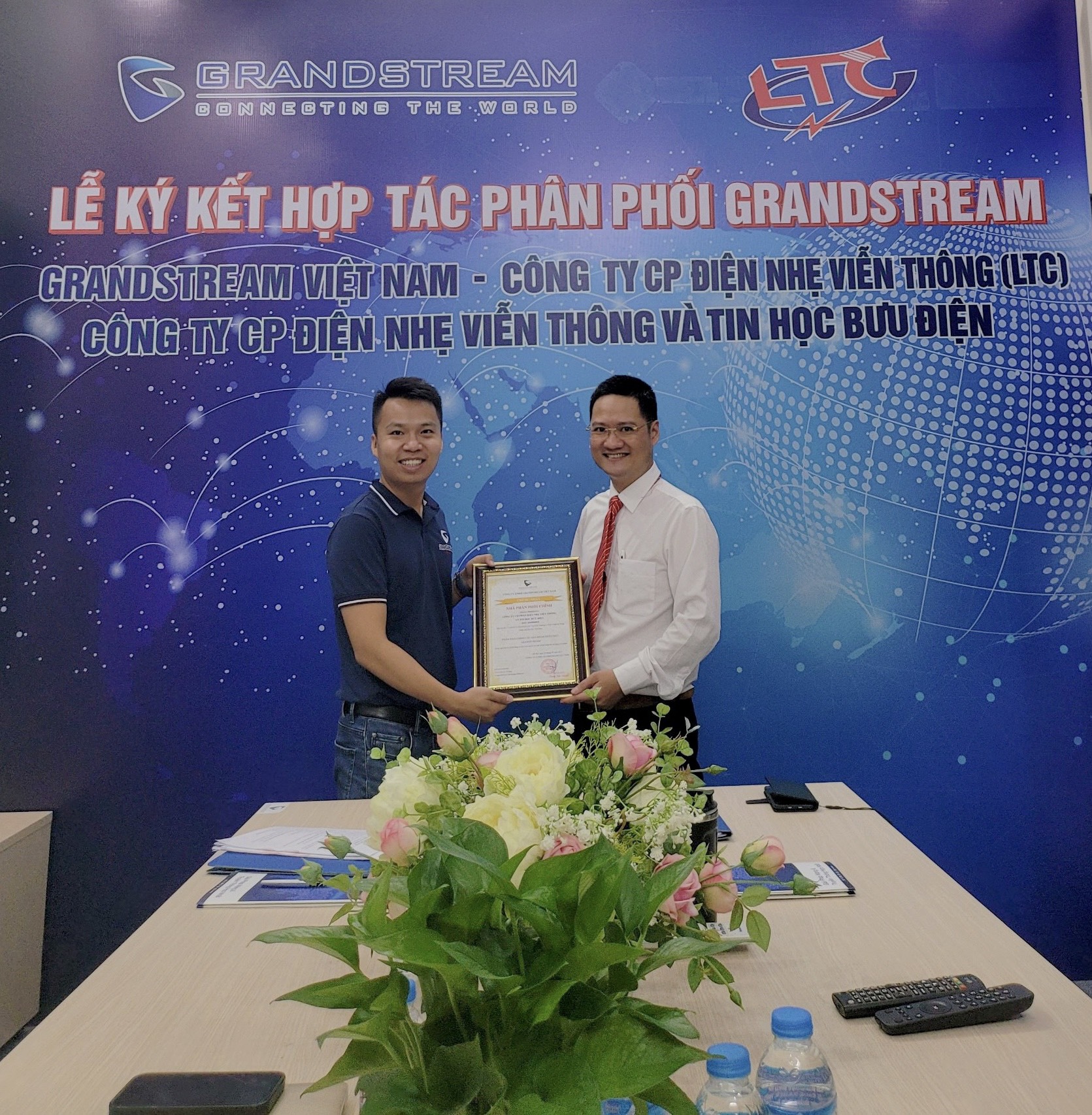 Giám đốc kinh doanh Grandstream Việt Nam trao chứng nhận nhà phân phối chiến lược