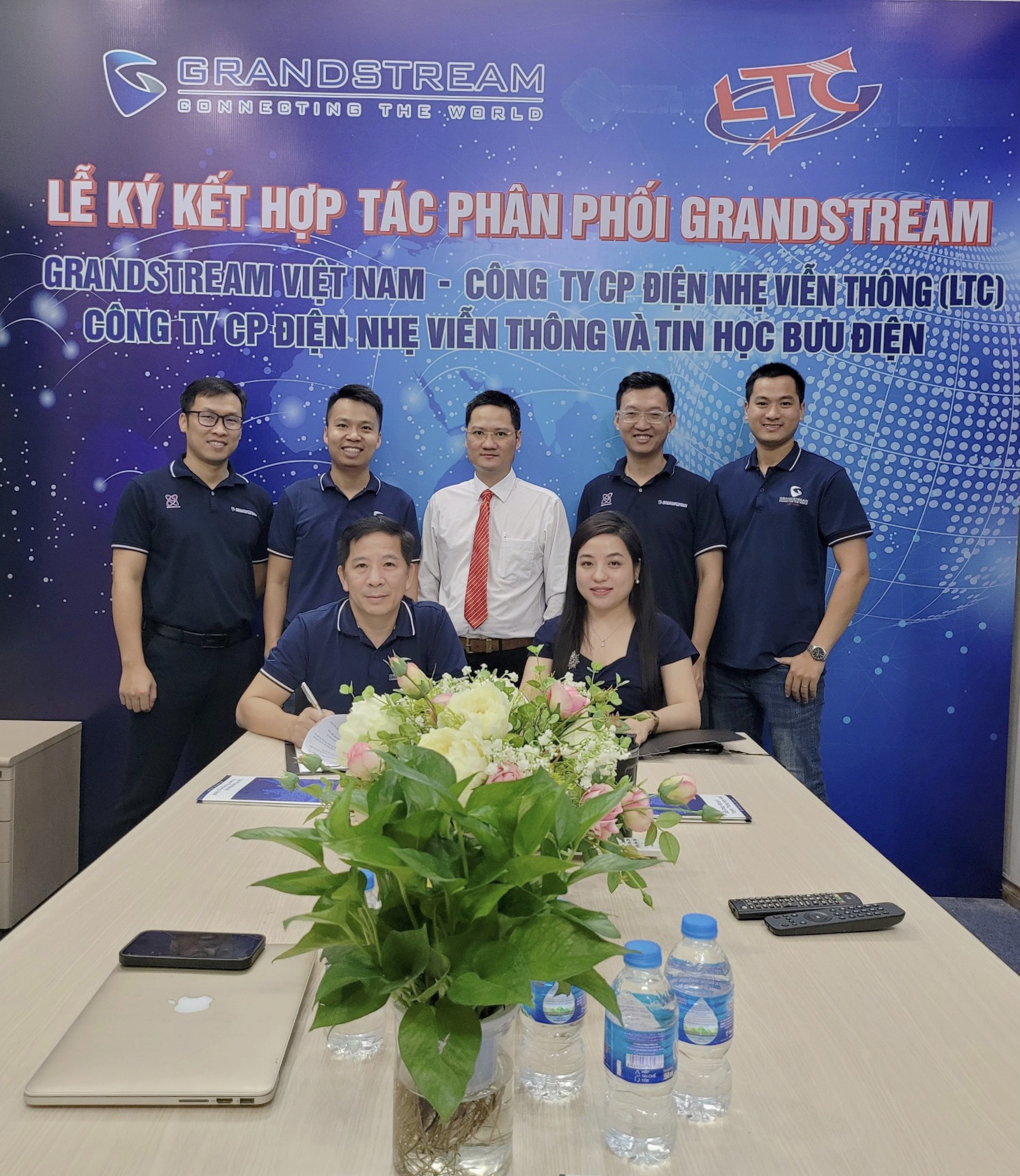 Lãnh đạo Công ty TNHH Grandstream Việt Nam và Lãnh đạo Công ty CP Điện nhẹ Viễn thông (LTC) ký kết hợp tác chiến lược phát triển giải pháp hạ tầng VT&CNTT